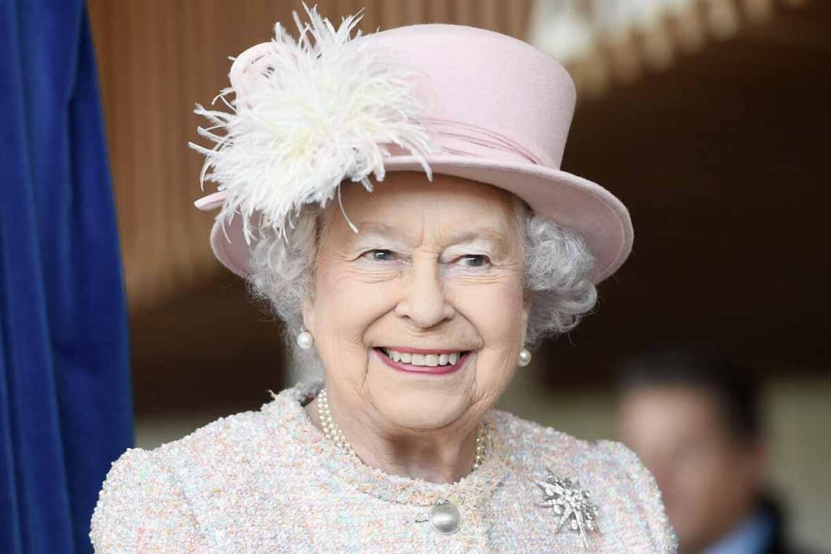 La reina Isabel II se despide de las pieles