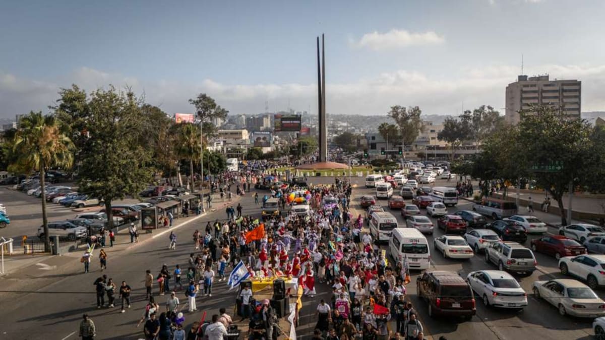 Durante la movilización, voluntarios también realizaron labores de limpieza y compartieron mensajes de apoyo espiritual a lo largo del recorrido. Foto: Border Zoom