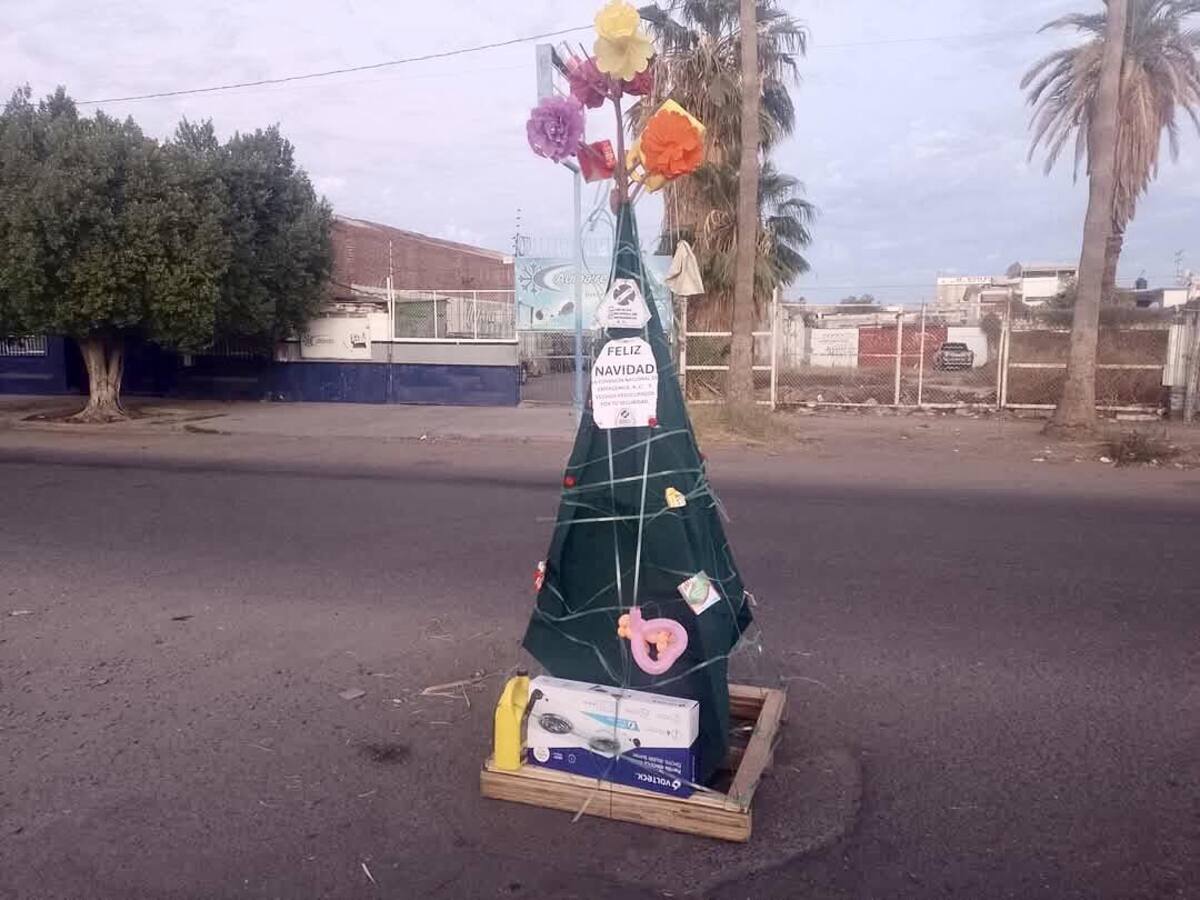 Cansados de esperar, vecinos decoran alcantarilla peligrosa con mensajes navideños. Foto: Mayra Echeverría