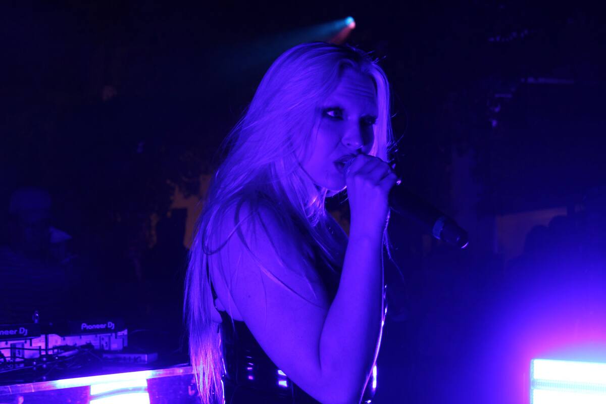 La noche cerró con la presentación de Cobrah, una cantante y autora sueca de pop experimental