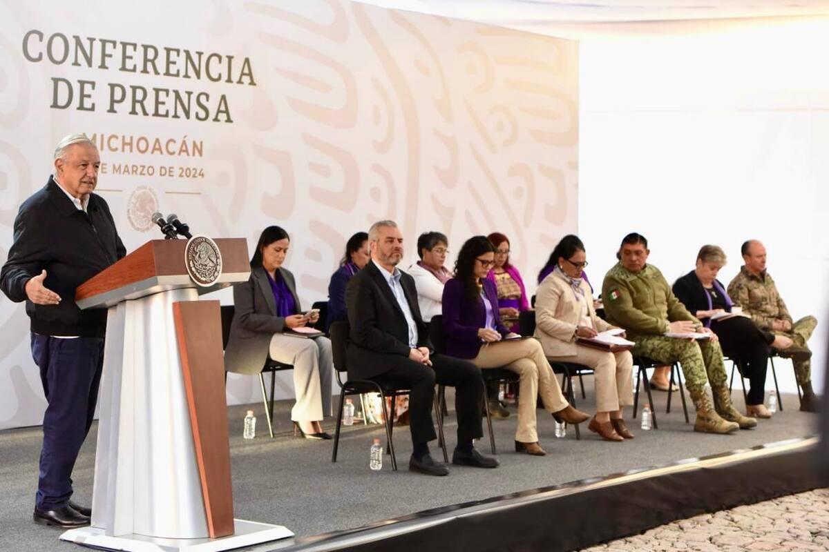 AMLO llama a manifestantes del 8M a “que se quiten las capuchas” y den la cara