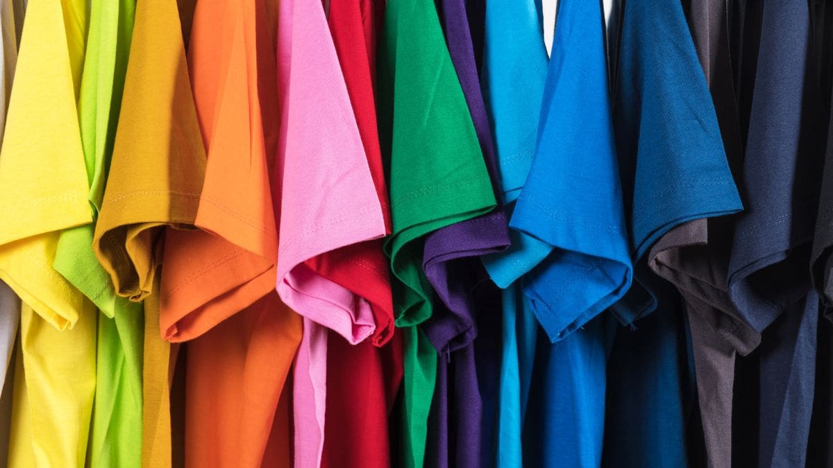 Convertir una playera vieja en bolso reutilizable permite ahorrar dinero y reducir residuos textiles con tres técnicas fáciles que impulsan la moda en casa sin necesidad de costura