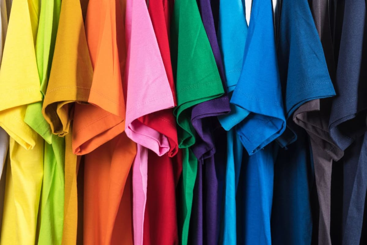 Convertir una playera vieja en bolso reutilizable permite ahorrar dinero y reducir residuos textiles con tres técnicas fáciles que impulsan la moda en casa sin necesidad de costura