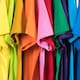 Convertir una playera vieja en bolso reutilizable permite ahorrar dinero y reducir residuos textiles con tres técnicas fáciles que impulsan la moda en casa sin necesidad de costura
