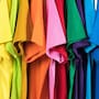 Convertir una playera vieja en bolso reutilizable permite ahorrar dinero y reducir residuos textiles con tres técnicas fáciles que impulsan la moda en casa sin necesidad de costura