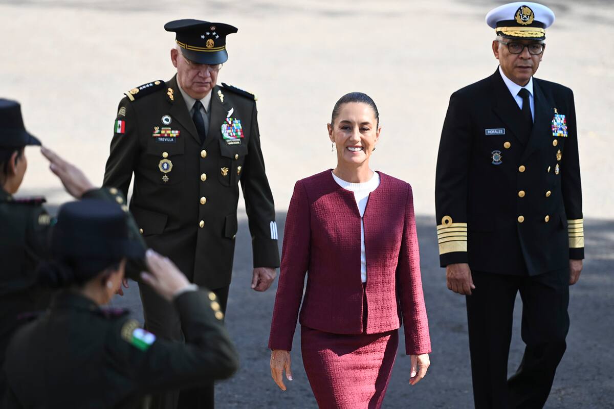 Cuauhtémoc, Ciudad de México. 24 de febrero 2025. La presidenta constitucional de los Estados Unidos Mexicanos, la Doctora Claudia Sheinbaum Pardo en Ceremonia Conmemorativa del Día de la Bandera. Acompañan a la presidenta: Trevilla Trejo, secretario de la Defensa Nacional; Raymundo Pedro Morales, secretario de Marina; Rosa Icela Rodríguez Velázquez, secretaria de Gobernación; Mario Delgado Carrillo, secretario de Educación Pública; Clara Brugada, Jefa de Gobierno de la Ciudad de México; Lázaro Cárdenas Batel, Jefe de la Oficina de la Presidencia; Sergio Carlos Gutiérrez Luma, presidente de la mesa directiva de la Cámara de Diputados; senador José Gerardo Fernández Noroña, presidente de la mesa directiva de la Cámara de Senadores. Foto: /Presidencia