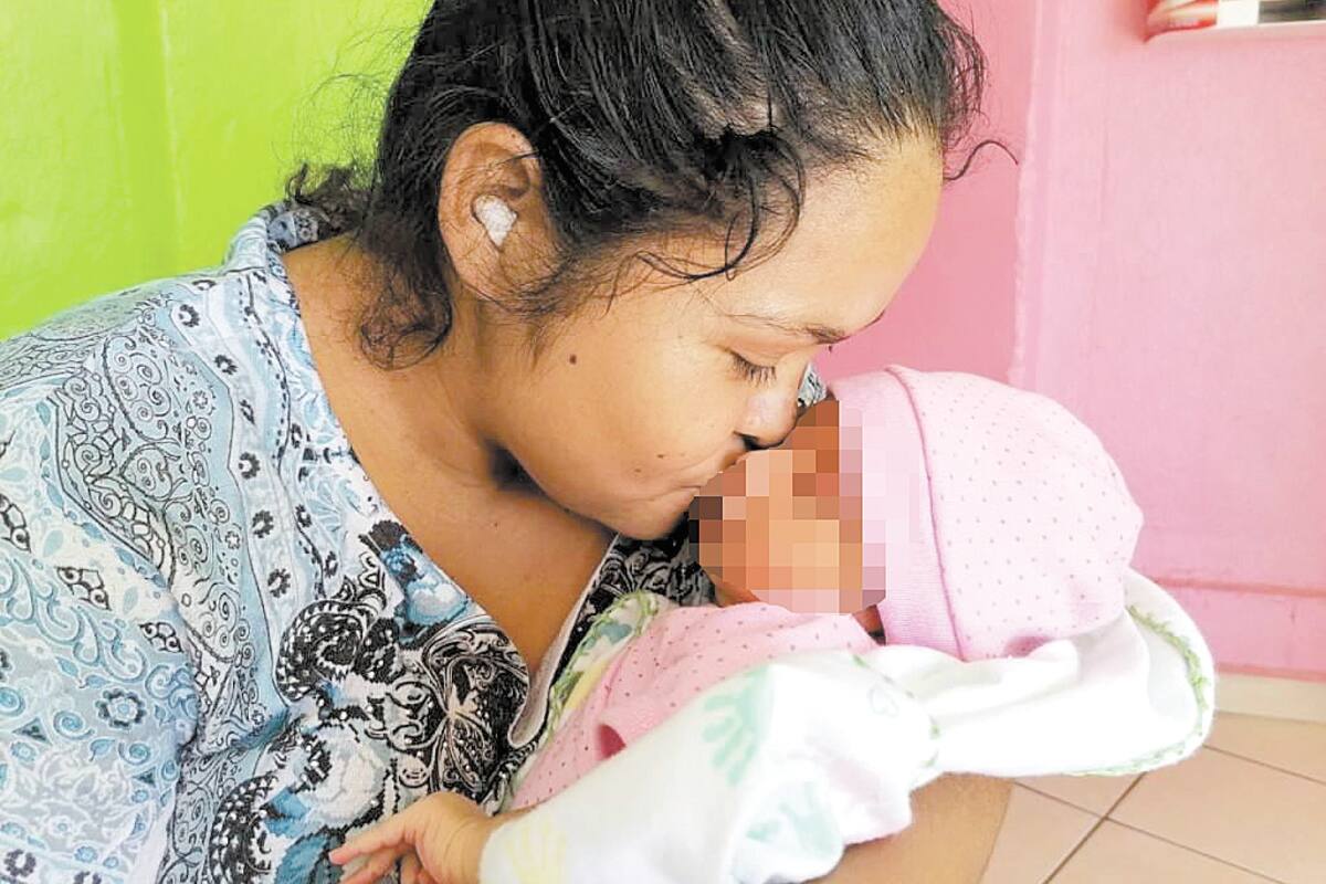 Joven salvadoreña tiene bebé mexicana tras ser deportada