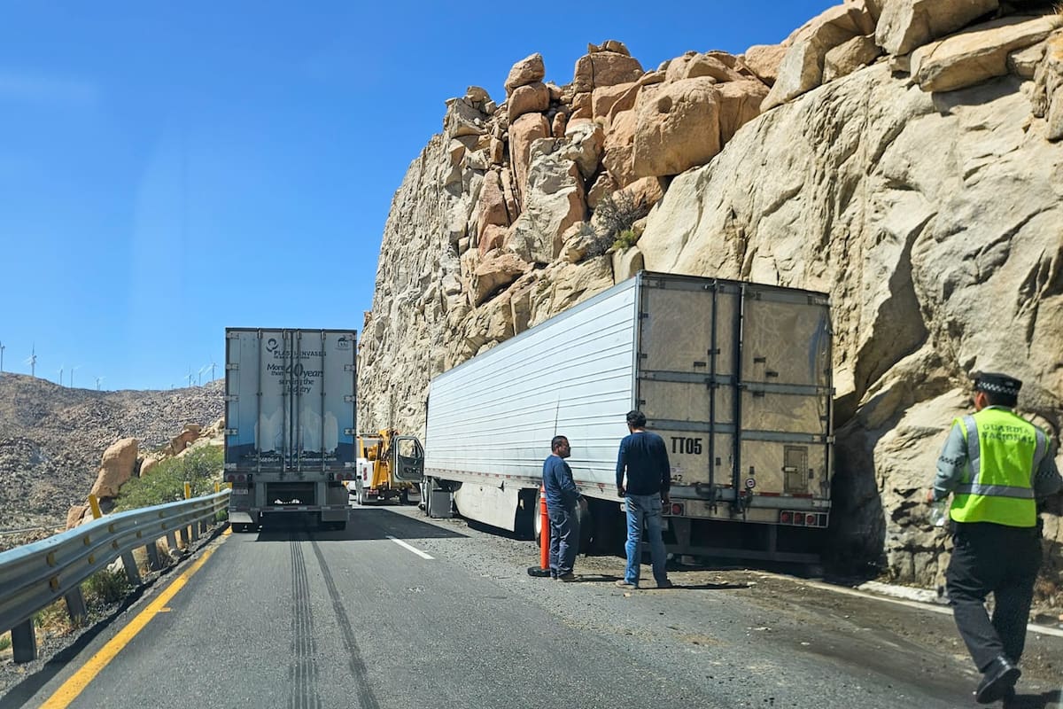 Pierde el control y choca tráiler en La Rumorosa