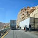 Pierde el control y choca tráiler en La Rumorosa