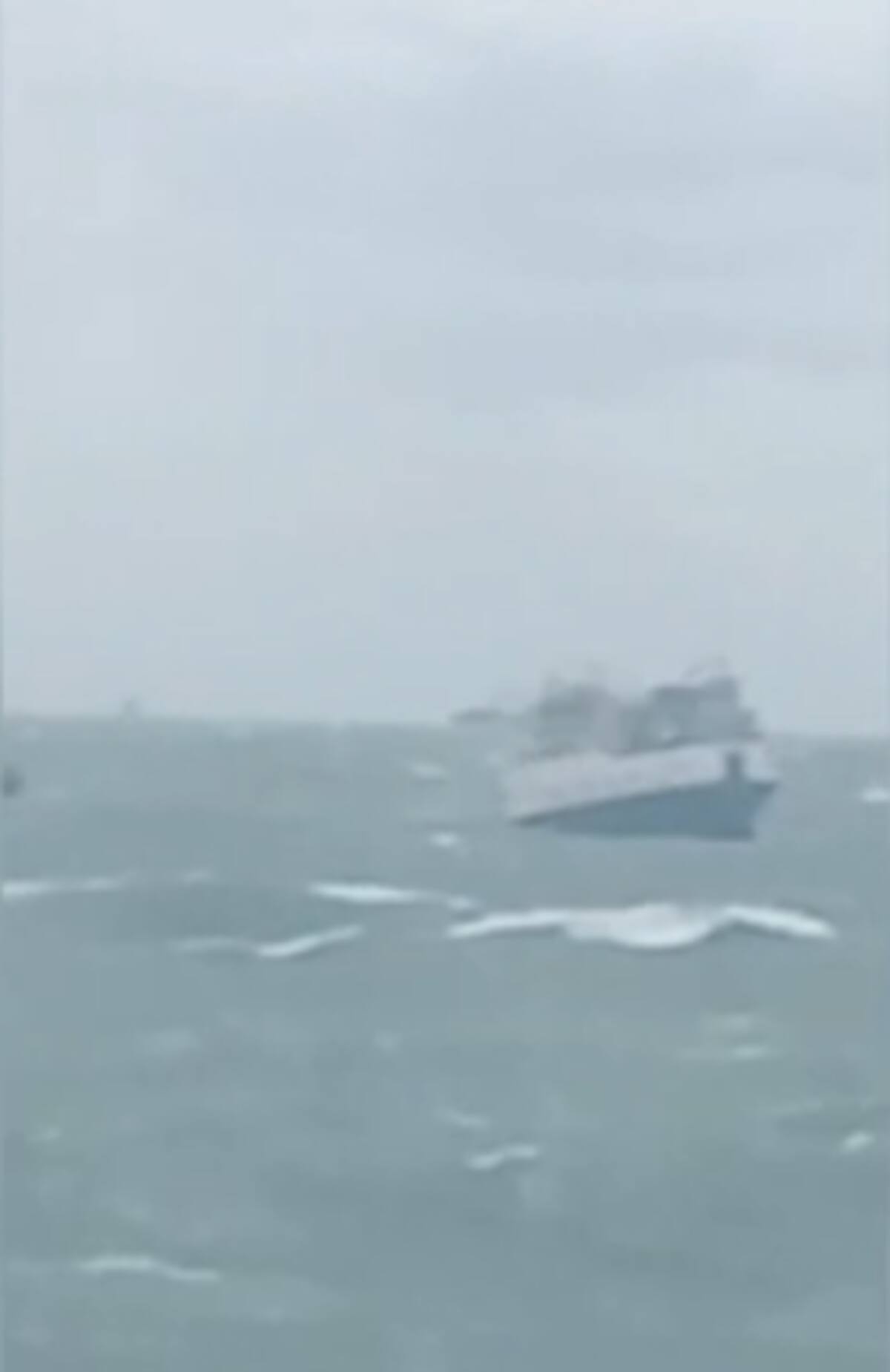 Captura de pantalla del video donde el carguero ruso se parte en dos y se hunde. / CNN.
