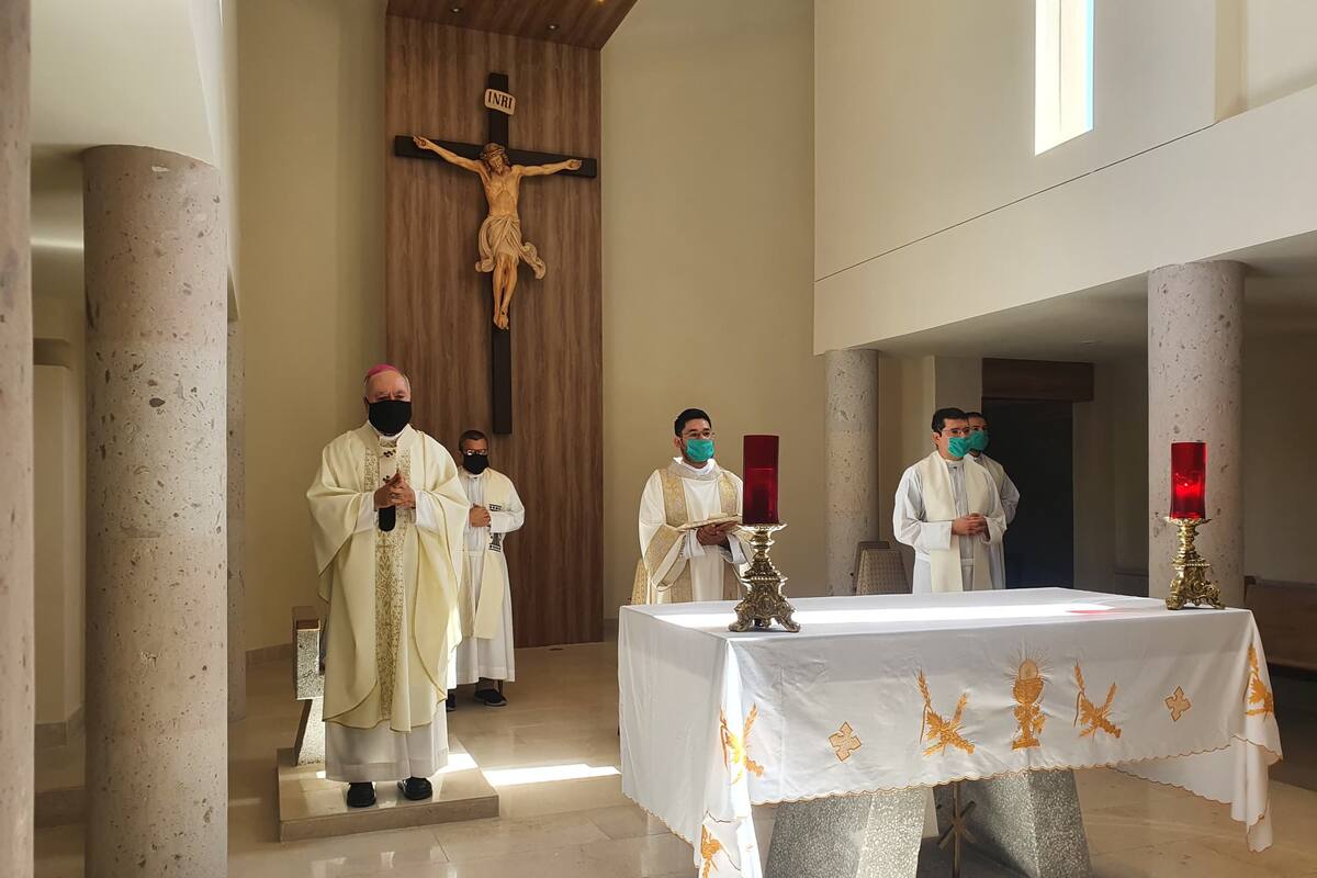 Oficia arzobispo Ruy Rendón misa para sacerdotes que visitarán hospitales