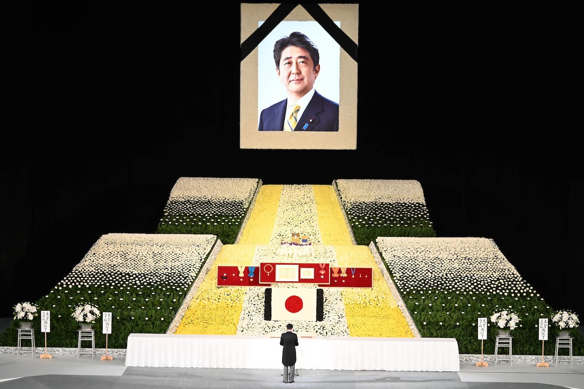 Hombre se declara culpable de asesinar a primer ministro japonés hace tres años en un acto público