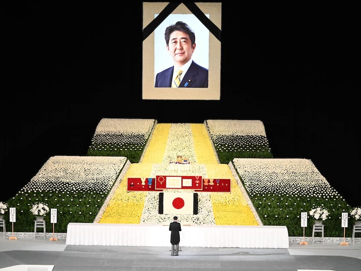 Hombre se declara culpable de asesinar a primer ministro japonés hace tres años en un acto público