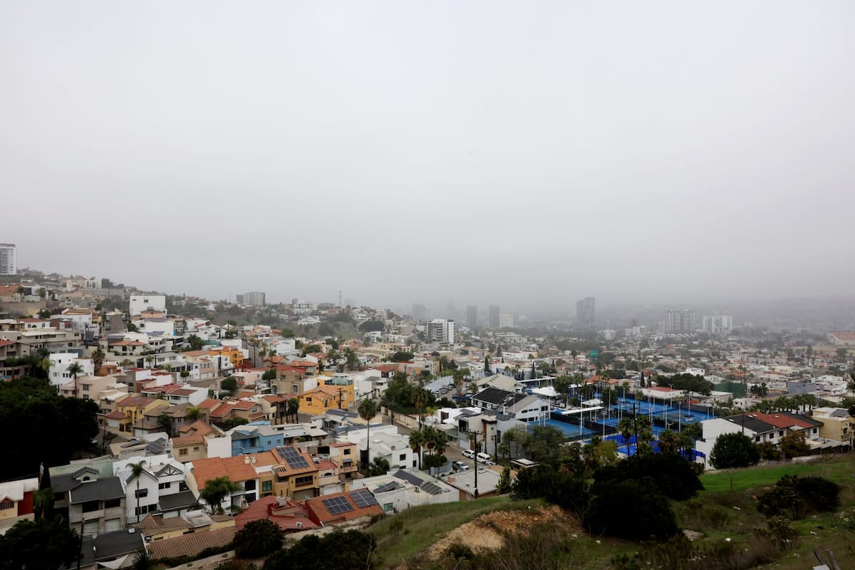 La visibilidad reducida obligó a suspender temporalmente vuelos en el Aeropuerto Internacional de Tijuana este domingo. Foto: Sergio Ortiz