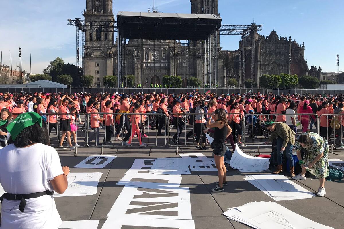 Mujeres pintan en el Zócalo los nombres de las víctimas de feminicidio