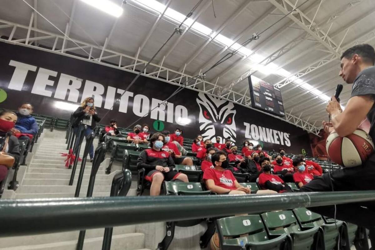 Alumnos de Academia Zonkeys reciben plática de Martin del Campo