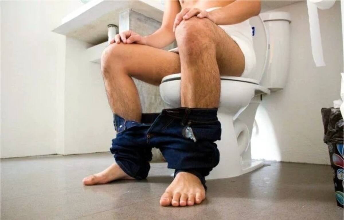 Son muchísimos los beneficios de orinar sentado para los hombres.