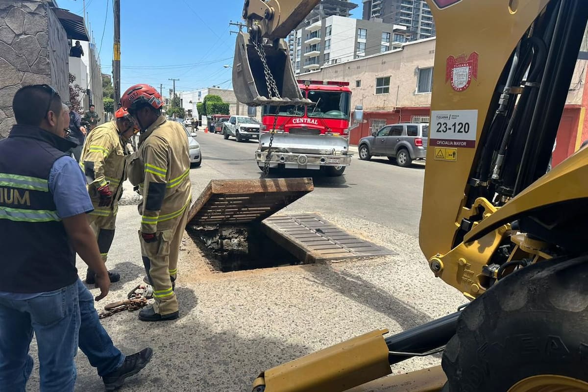 Bomberos rescatan a mujer que cayó en una alcantarilla