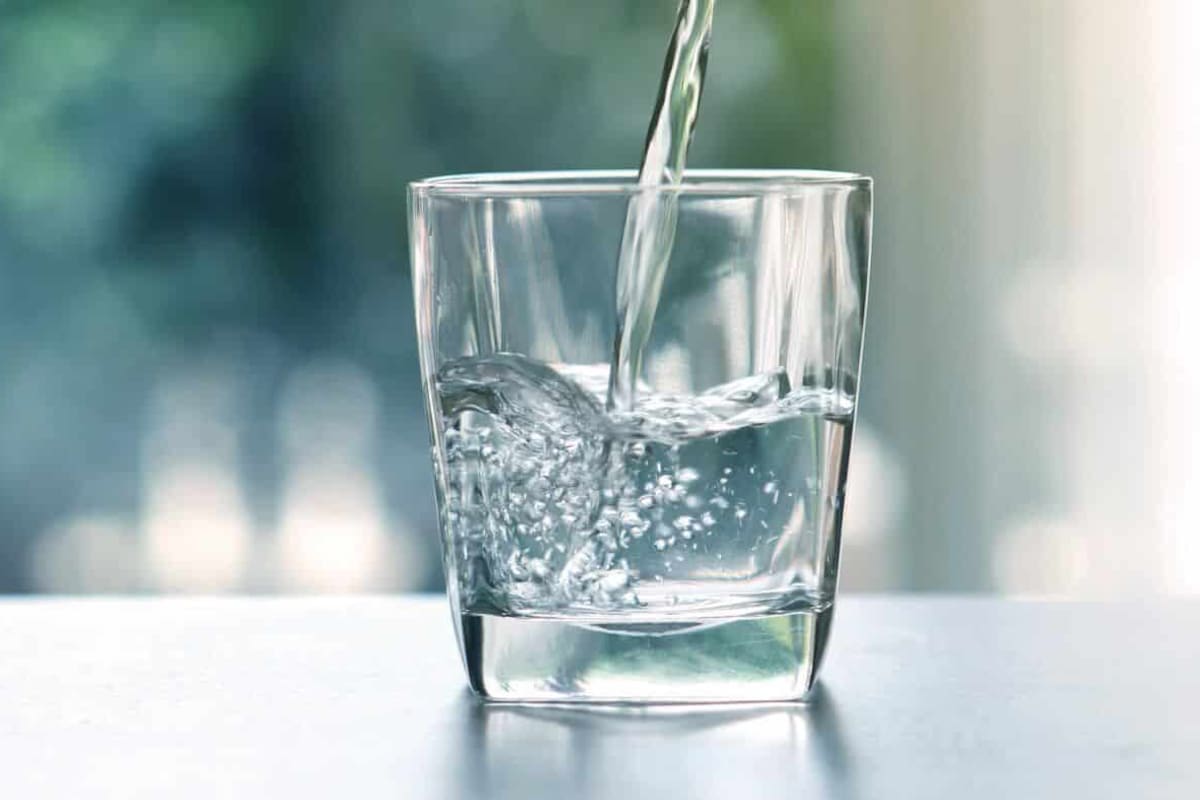 Tomar menos de 1.5 litros de agua al día podría elevar los niveles de cortisol, la hormona relacionada con el estrés, según un estudio