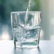 Tomar menos de 1.5 litros de agua al día podría elevar los niveles de cortisol, la hormona relacionada con el estrés, según un estudio