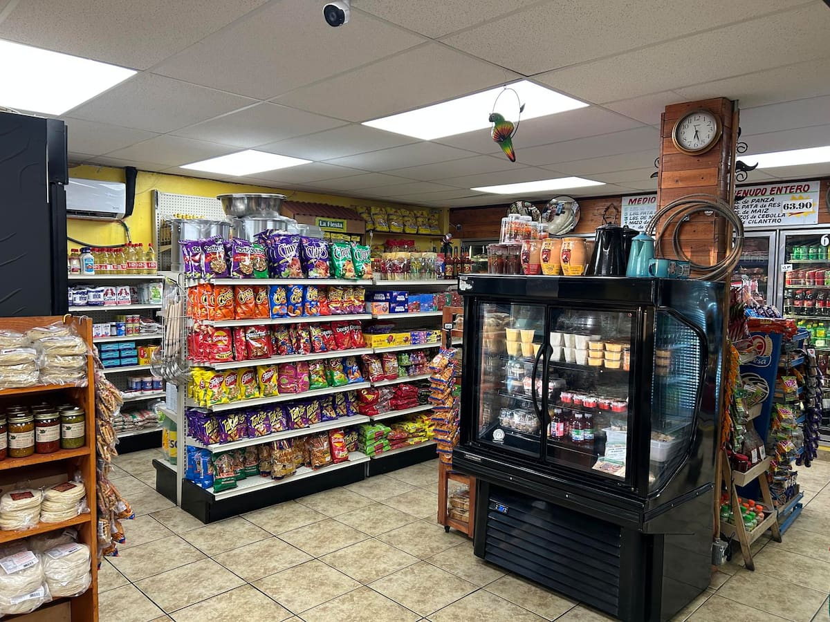USA1535. TUCSON (AZ, EE.UU.), 26/03/2025.- Fotografía del interior del Mercado Beef Master Meat este lunes, en la ciudad de Tucson, Arizona (EE.UU.). Fuertemente armados, algunos con capuchas y de sorpresa llegaron la semana pasada más de 16 agentes migratorios a un supermercado hispano en el sur de Tucson (Arizona), y desde entonces se han espantado los trabajadores, clientes y hasta proveedores, contó a EFE Marco Antonio López, el dueño de Beef Master Meat Market. EFE/ María León
