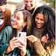 Generación Z vuelve a usar celulares de tapa