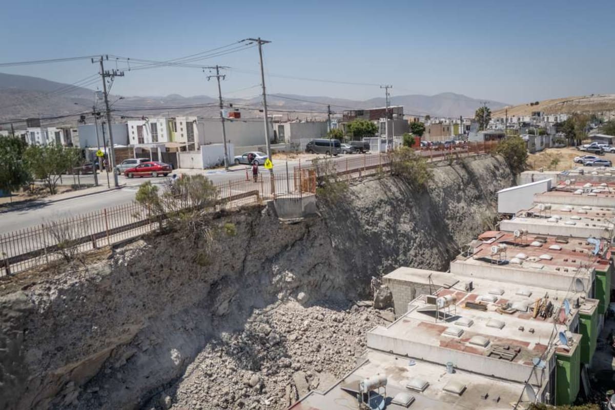 El incidente ocurrió durante la madrugada en la privada Mangos. Autoridades colocaron engomados rojos y amarillos tras evaluar los daños estructurales. Foto: Border Zoom