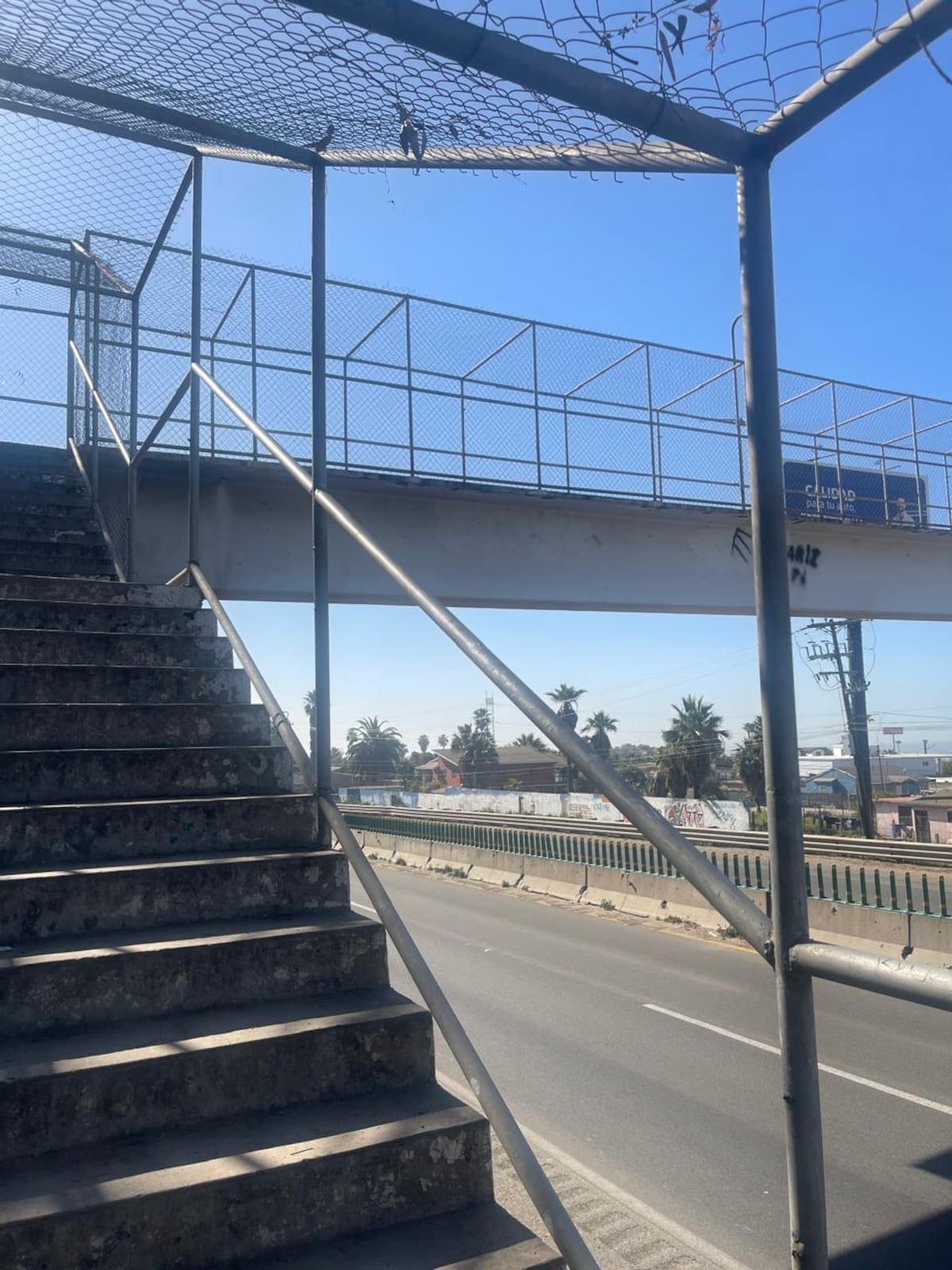 El puente peatonal que conecta a las colonias Constitución y Echeverrí es víctima del vandalismo. Foto: Carmen Gutierrez