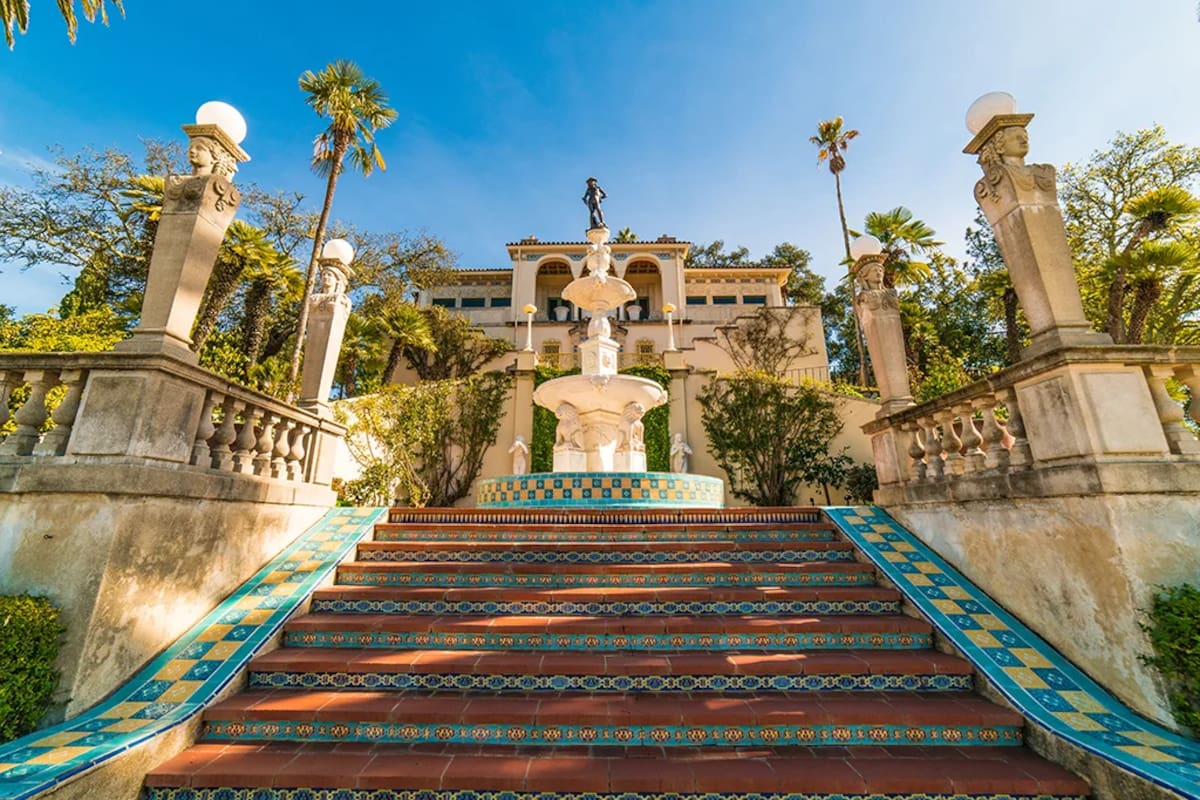 Conozca la opulencia e historia del Castillo Hearst en San Luis Obispo