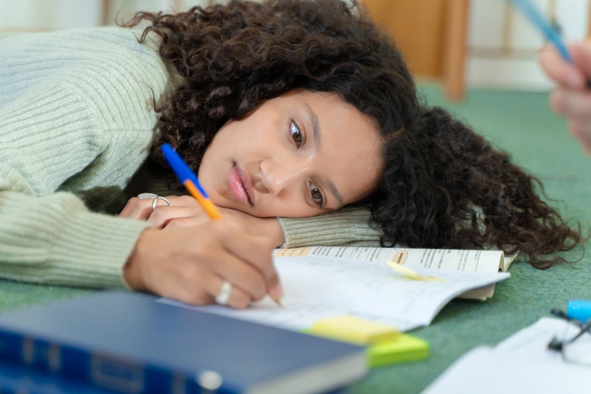 La razón psicológica por la que posponemos tareas importantes