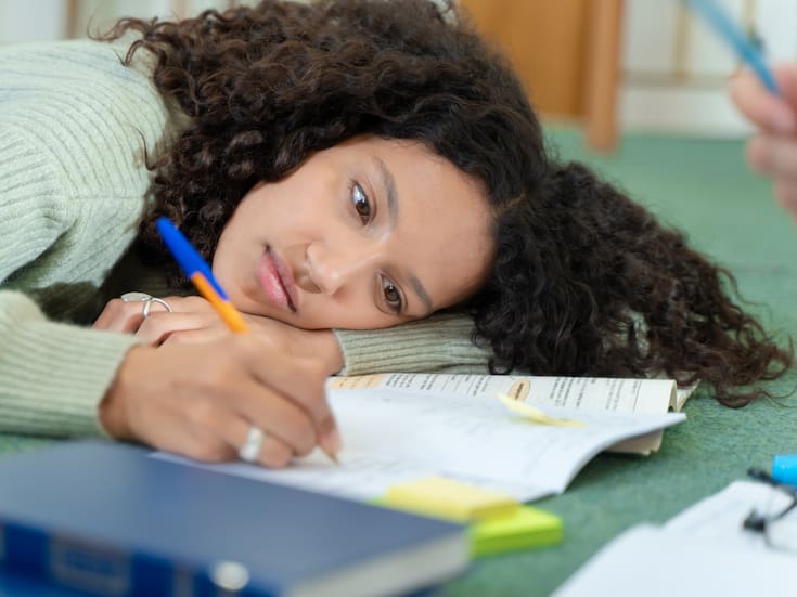 La razón psicológica por la que posponemos tareas importantes