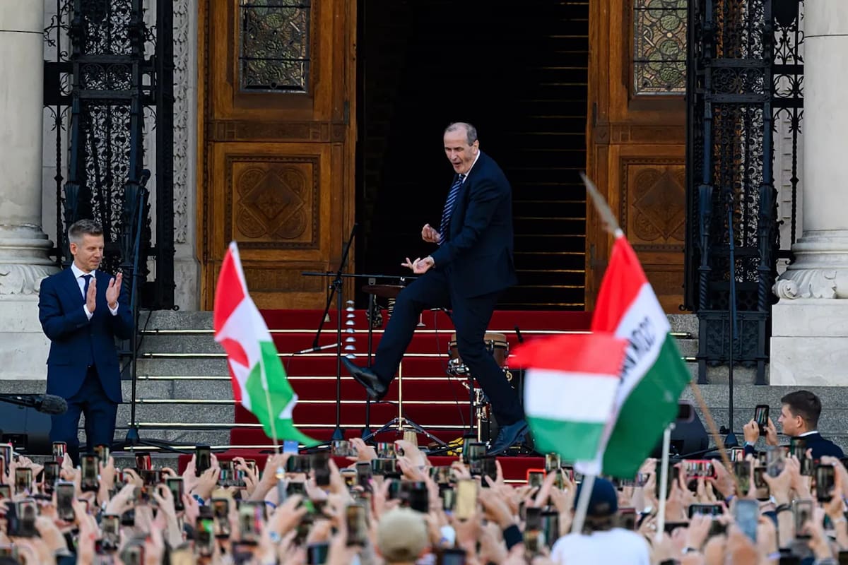 Se hizo viral por sus pasos de baile y ya le disputa el escenario a Donald Trump: él es Zsolt Hegedűs, el ministro que festejó en el Parlamento húngaro