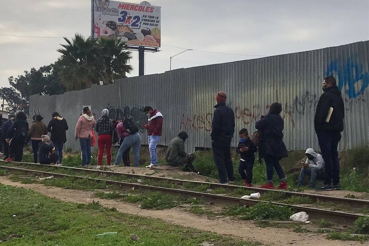 Cientos hacen filas en el IMSS de Tijuana para realizarse la prueba de Covid-19