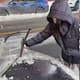 Frozen Car: Mujer encuentra su vehículo congelado en la calle y utiliza un martillo para romper la densa capa de hielo en Philadelphia