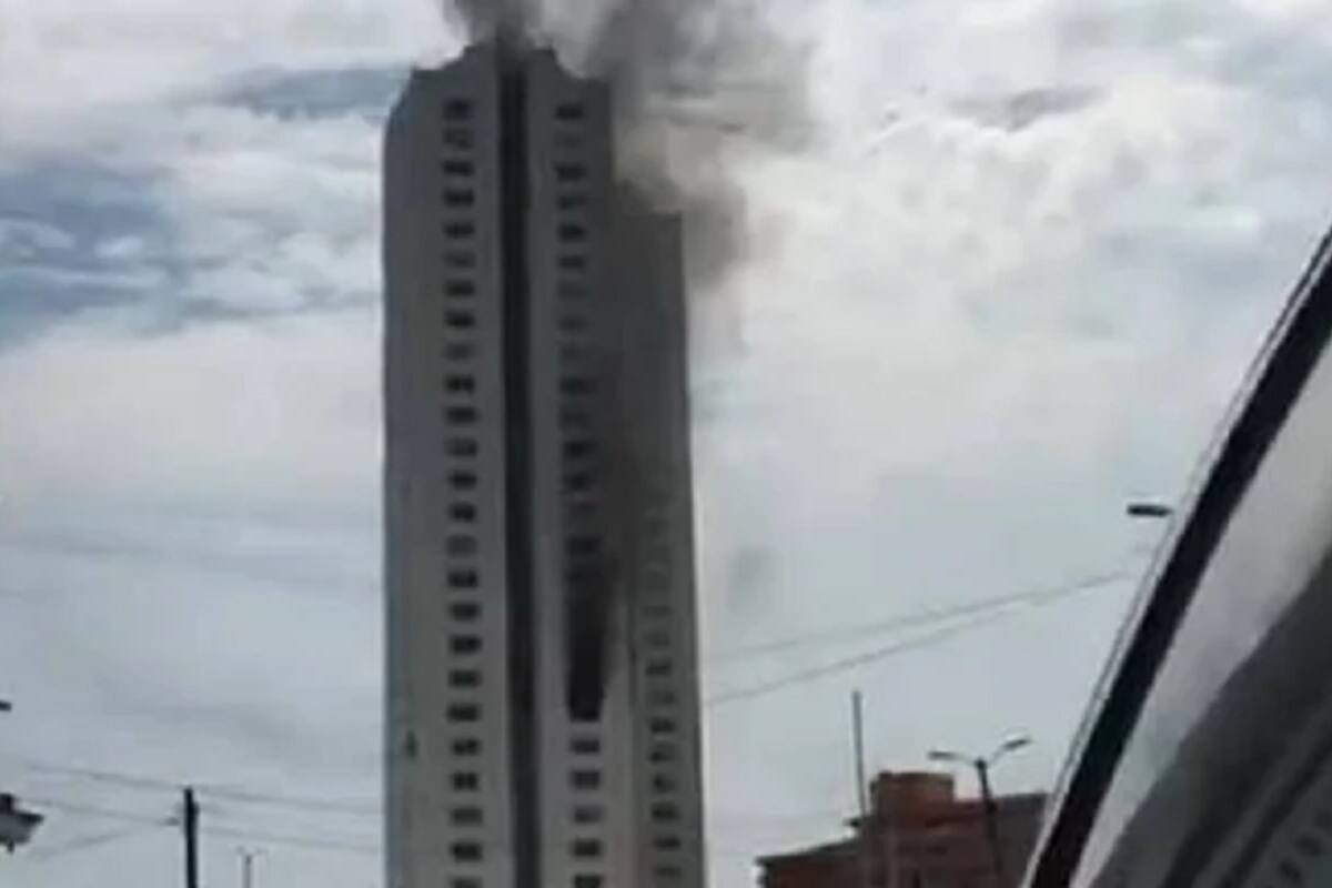 Se incendia edificio en Boca del Río, Veracruz; evacuan a dos
