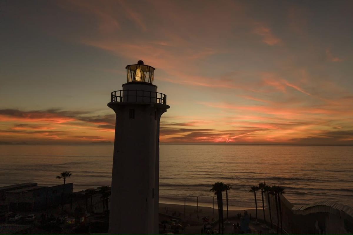 Atardecer en Playas de Tijuana pinta el cielo de tonos rosados y anaranjados