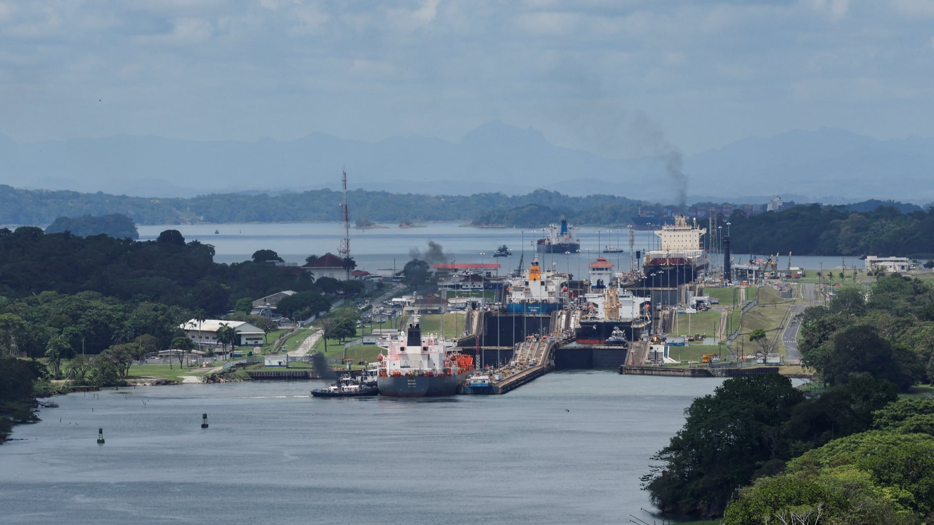 El proyecto busca conectar zonas separadas por el canal y mejorar la movilidad diaria /Reuters