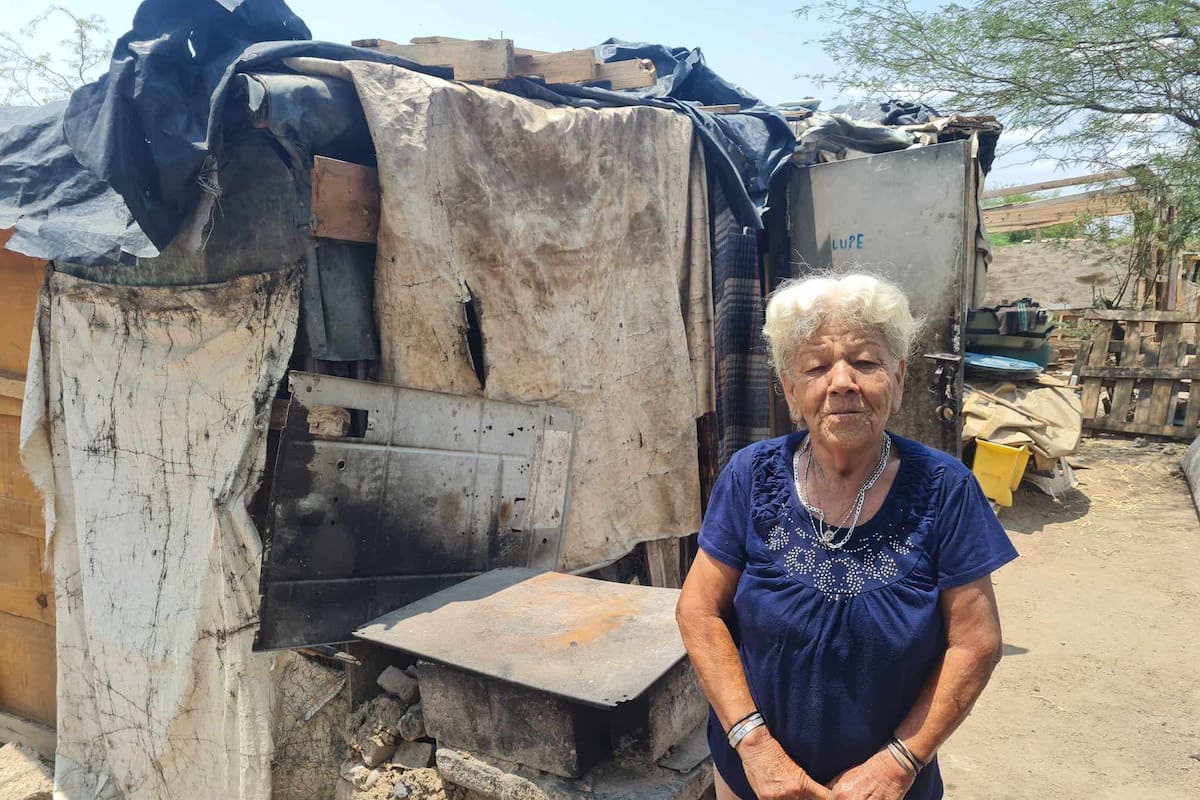 Señora de 65 años requiere ayuda para sobrellevar las altas temperaturas en Hermosillo