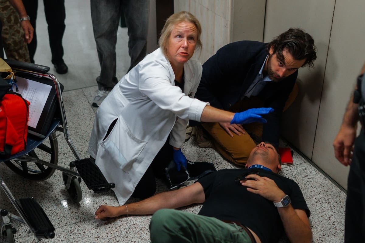 Agentes federales empujan a periodistas en tribunal de Nueva York; uno resulta hospitalizado