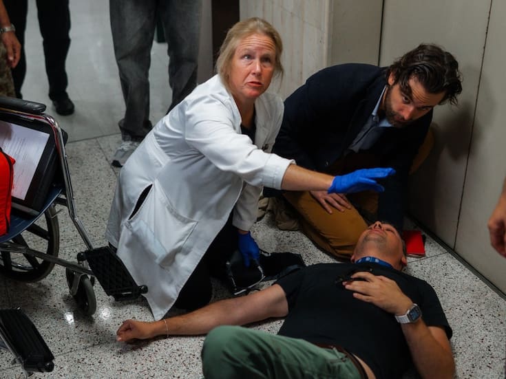 Agentes federales empujan a periodistas en tribunal de Nueva York; uno resulta hospitalizado