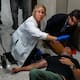 Agentes federales empujan a periodistas en tribunal de Nueva York; uno resulta hospitalizado