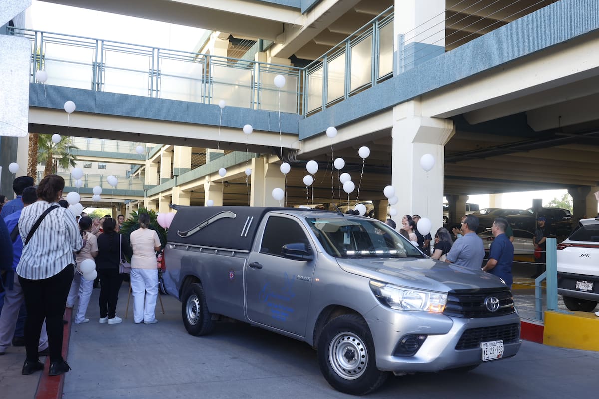 Familiares y amigos se reúnen para darle el último adiós a la enfermera guaymense Zelma Quintero Rojas y a sus dos hijos. FOTO: TEODORO BORBÓN