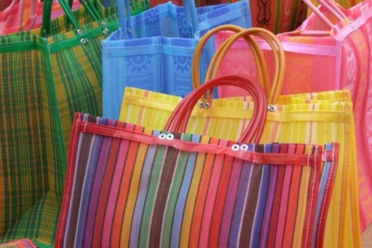 Estalla red por criticas a la nueva bolsa de la marca Balenciaga