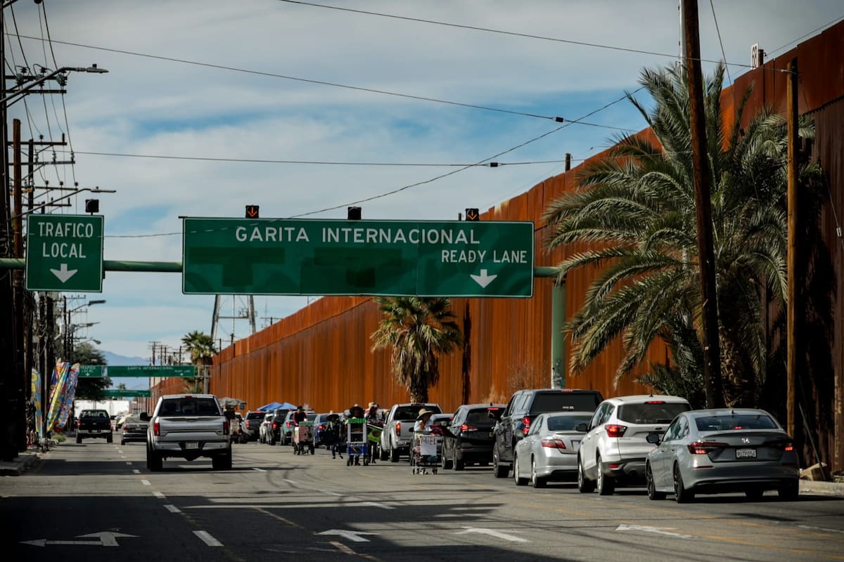 Filas de más de 1 hora en garitas de Mexicali