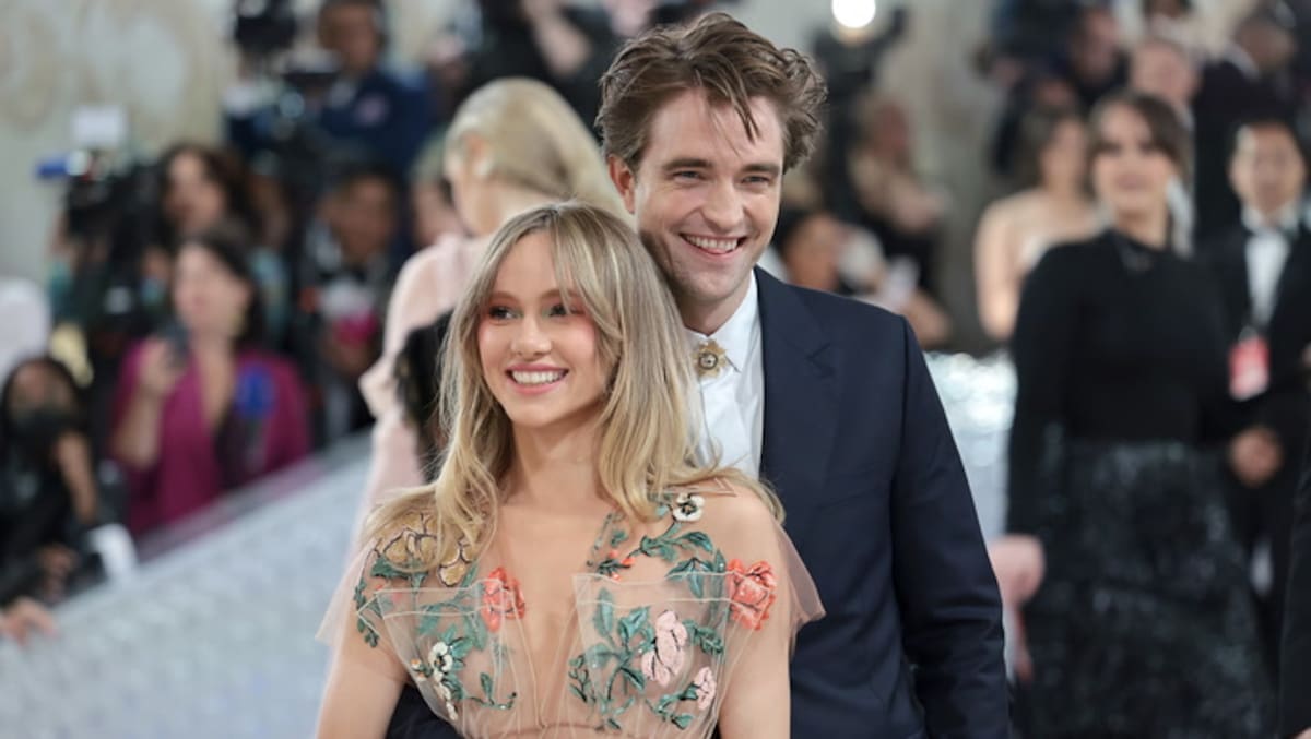 Robert Pattinson y Suki Waterhouse, una pareja que ha cultivado su amor en privacidad desde el inicio de su relación.