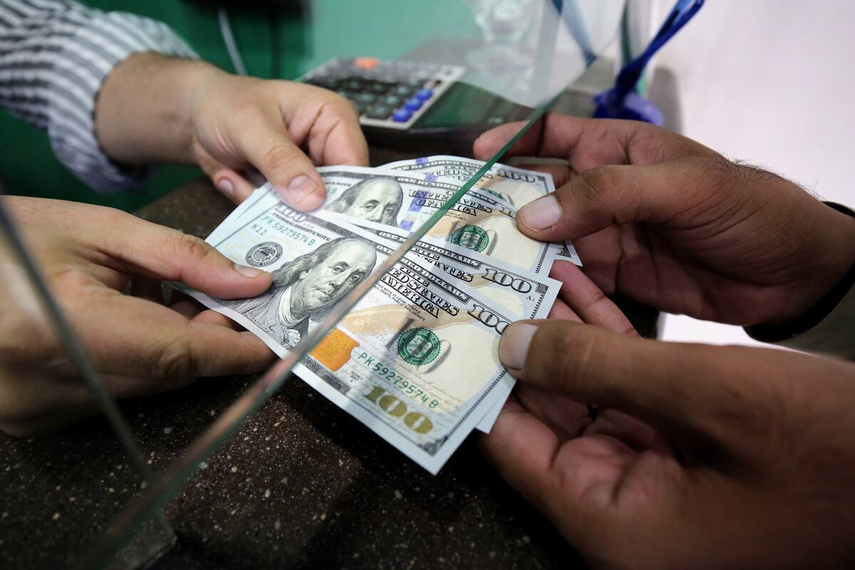 Es conveniente que dólar siga fuerte frente al peso: Economista