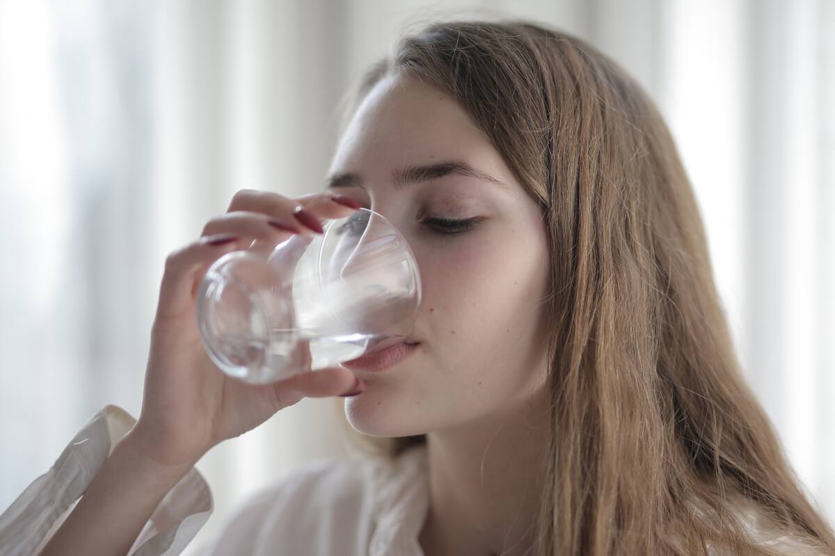¿Cuánta agua se recomienda realmente beber al día? Esto dicen los expertos