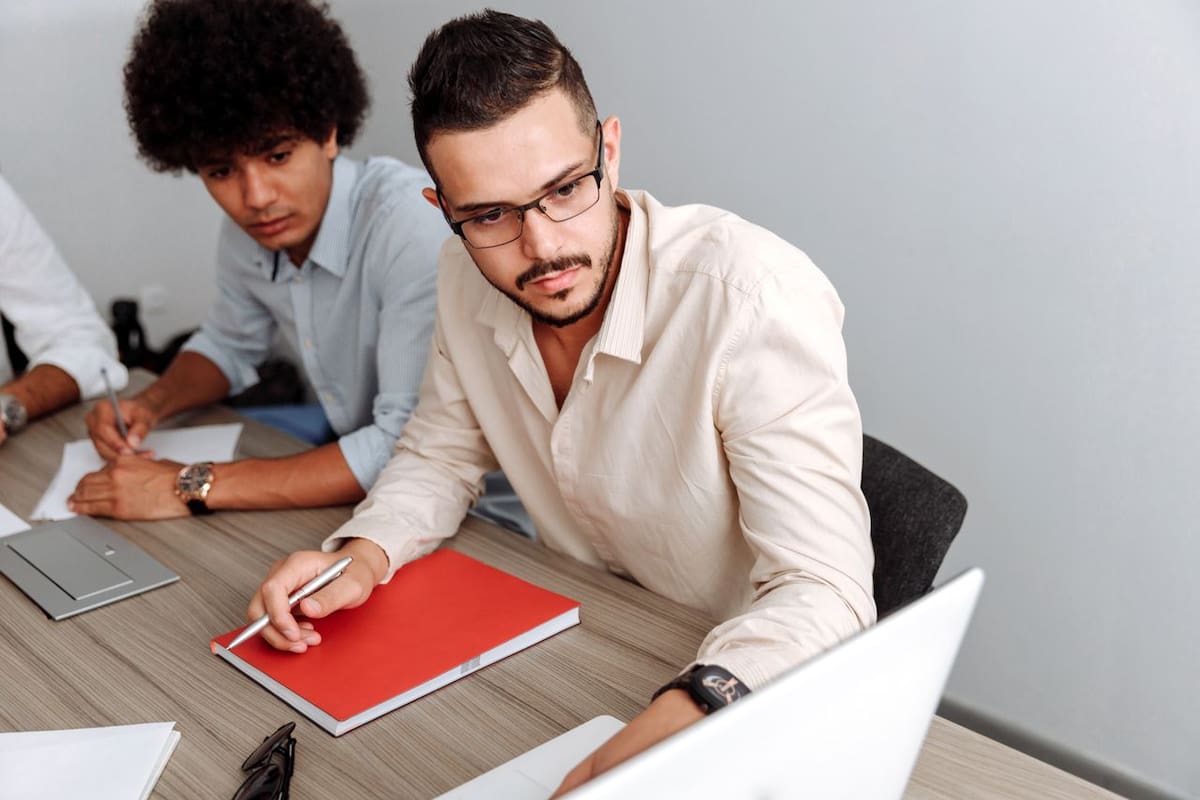 La propuesta establece que las personas de 18 a 29 años enfrentan mayores obstáculos para acceder a su primer empleo formal, debido a la falta de experiencia previa, oportunidades laborales y casos de discriminación. | Foto: Pexels