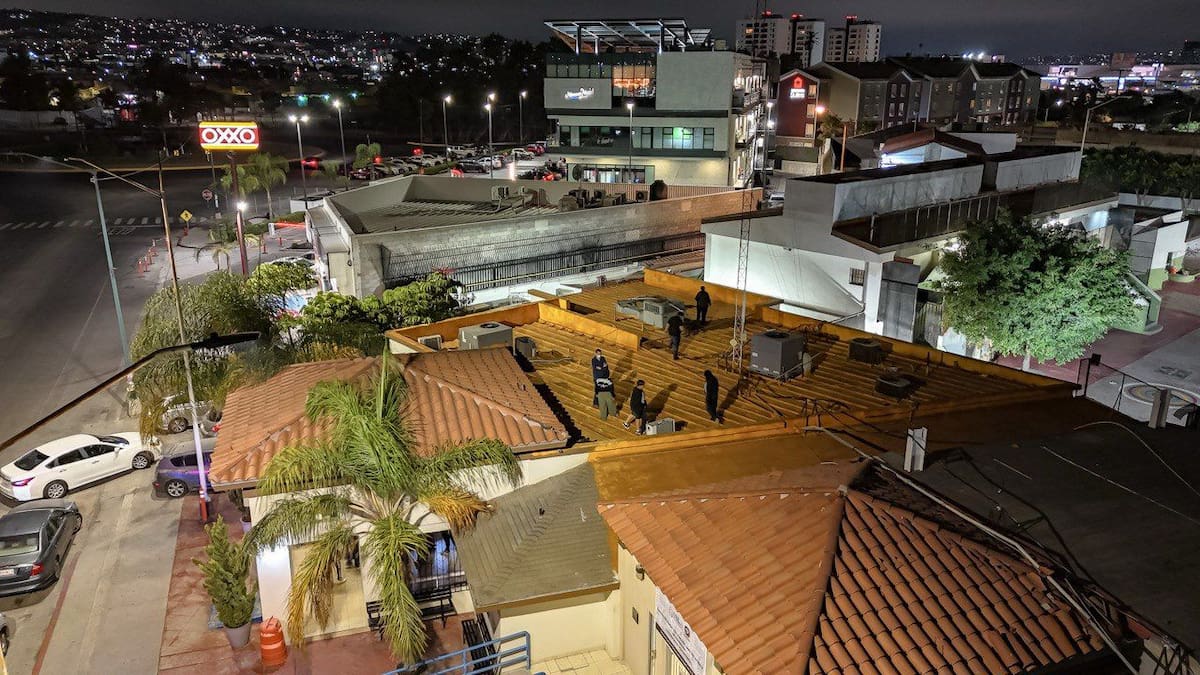 El incidente generó movilización de personal del albergue y Policía Municipal; una adolescente logró salir del inmueble, pero fue localizada en el exterior. Foto: Border Zoom