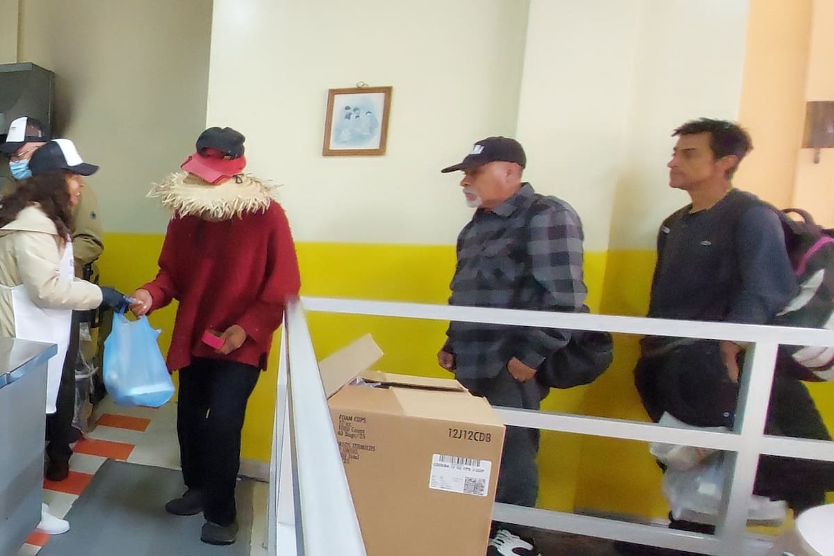 Comparten platillo gourmet con usuarios de La Casa de los Pobres